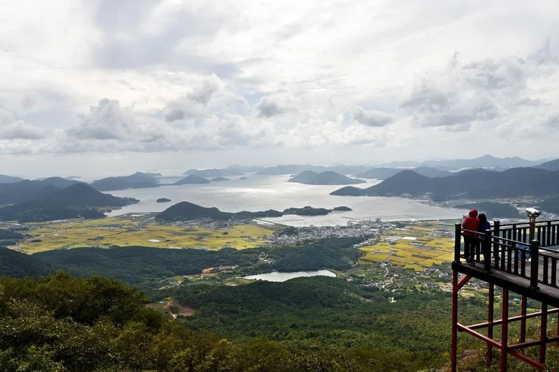 Shipbuilding island of Geoje bets on hometown idol