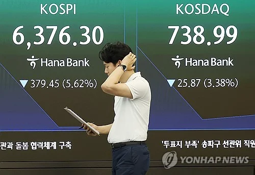 Seoul shares sharply down late Tues. morning on tech slump