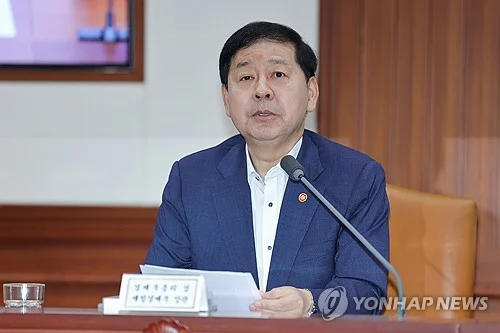 Gov't to take 'timely' measures against market volatility: finance minister