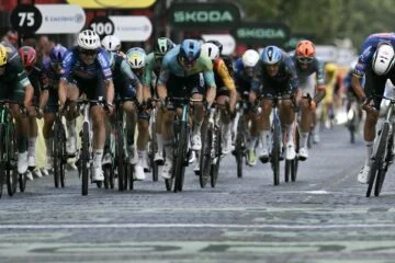 Van der Poel digs in for dramatic win in final Tour stage