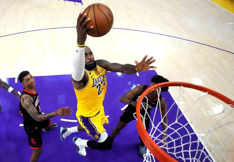 Donald Trump takes swipe at LeBron James, saying ‘maybe ​he’s a racist’