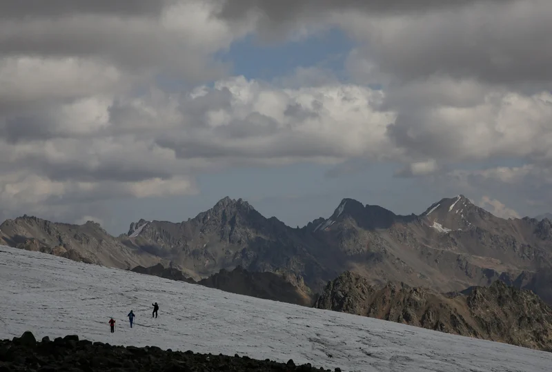 Violent storm on Russia's Mount Elbrus kills 5 Bosnian climbers