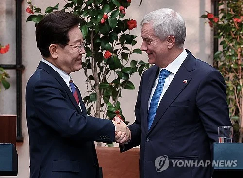 (LEAD) Lee says S. Korea, Chile will reactivate committee to negotiate modernizing FTA