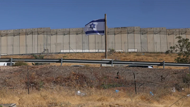 Eight Palestinians injured in large-scale Israeli raid of Jerusalem refugee camp