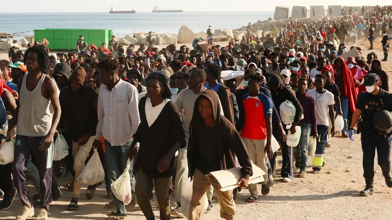 Spanish police evict hundreds of migrants from Ceuta beach to shelters