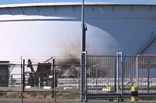 One dead and several injured in explosion at Rotterdam port refinery