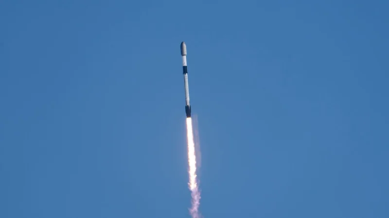 SpaceX launches 24 Starlink satellites to orbit from California (video)