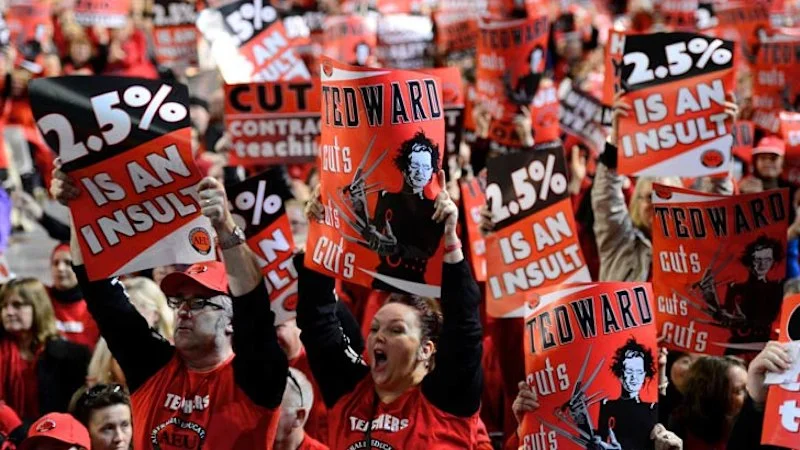 Teachers offered $2000 sign-on bonus as Labor fights to stop third strike