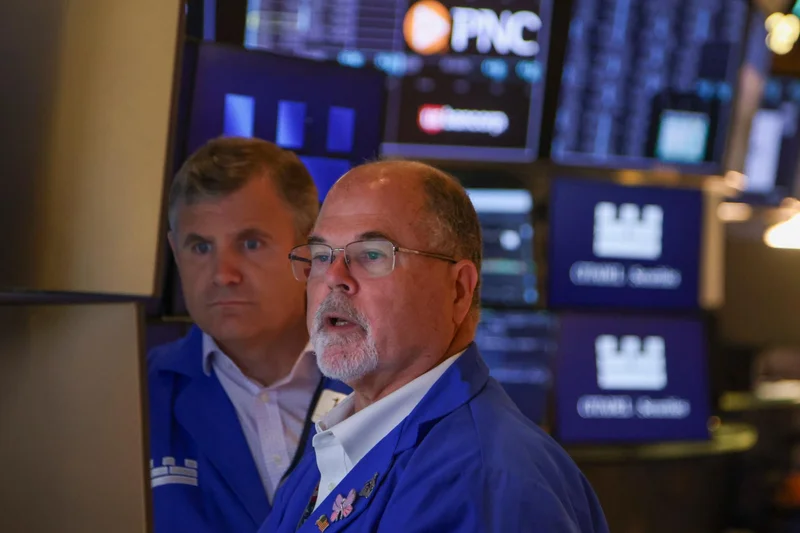 US stocks hang near their record heights