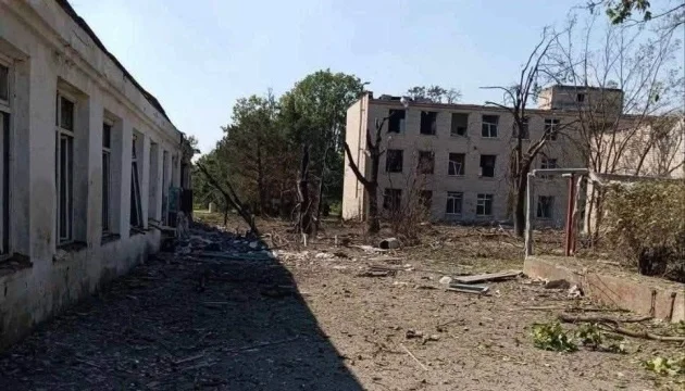 Russians drop glide bombs on settlement near Kherson, damaging social infrastructure