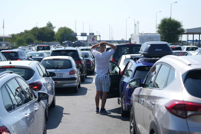 Hourslong waits at Croatia-Serbia border test travelers’ resolve in sweltering heat