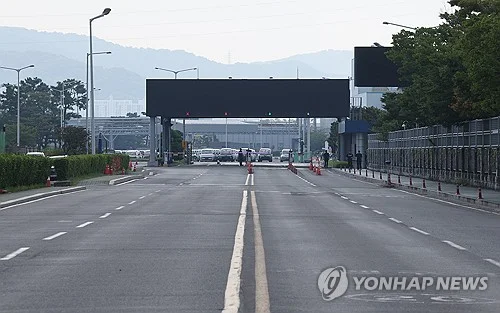 (LEAD) Hyundai Motor workers stage full-scale strike over wage disputes