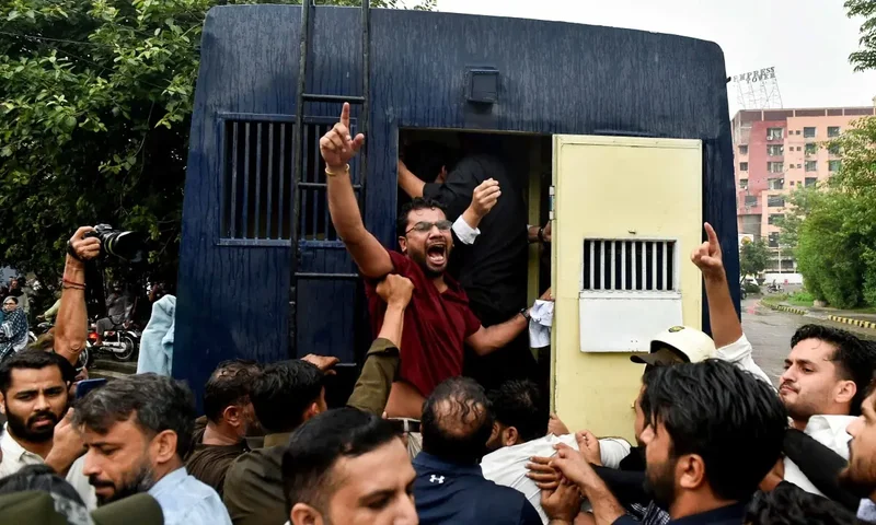 Activists held in Lahore for holding pro-Kashmir demonstration