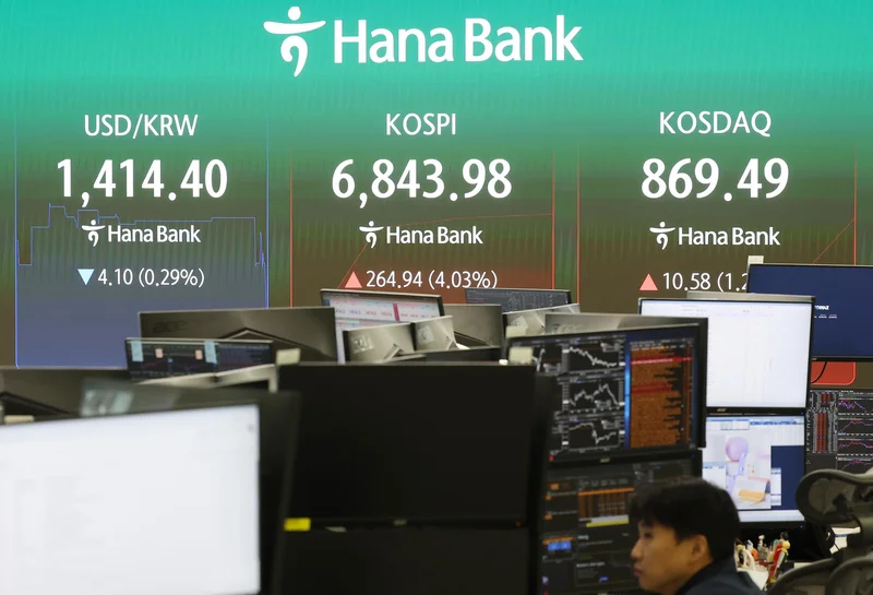 Foreigners remain net sellers of Korean assets for 6th month in July: BOK
