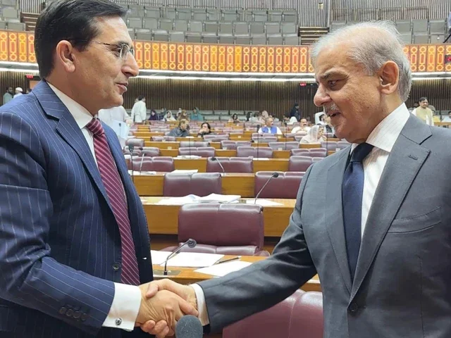 PM strikes conciliatory tone
