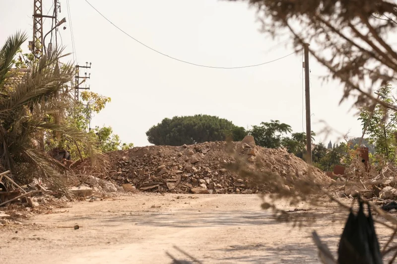 Israeli troops enter Lebanese village, erect earthen barrier overnight