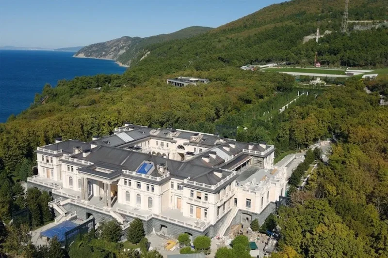 Bulletin world briefing: Ukraine destroys air defence system protecting ‘Putin’s Palace’