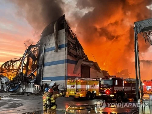 (LEAD) Fire at chemical warehouse in Pyeongtaek comes under initial control