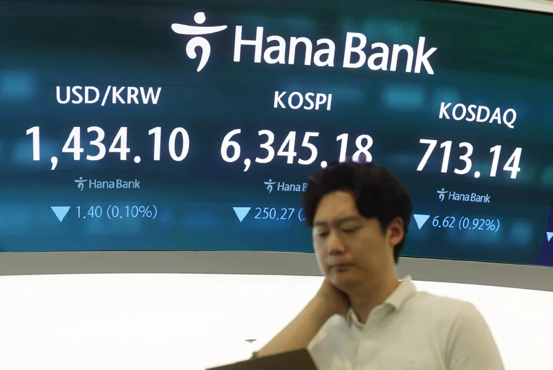Seoul stocks sharply lower late Monday morning on profit taking