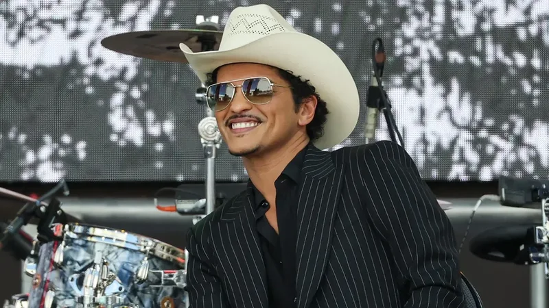 Bruno Mars Scores His First Top 10 Bestsellers — In Spanish