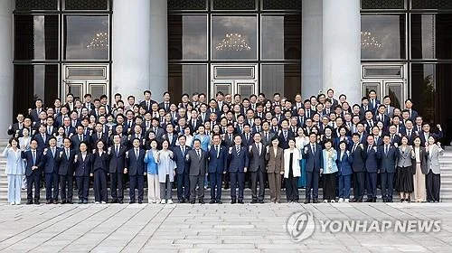 Lee to host all ruling party lawmakers for luncheon next week