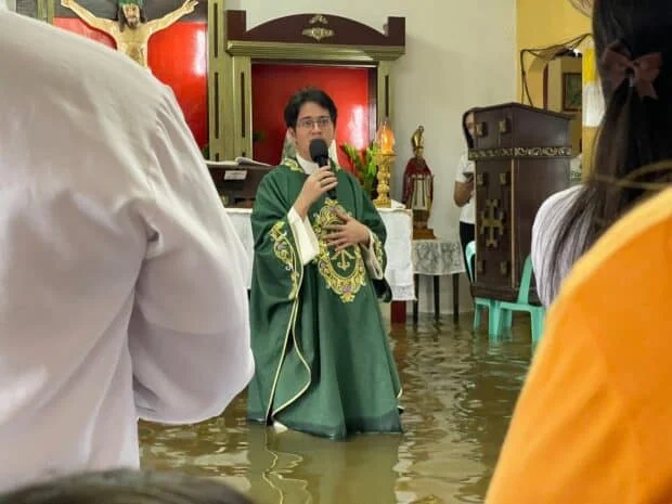 Priest prays for change as he celebrates Mass in flooded Pampanga chapel