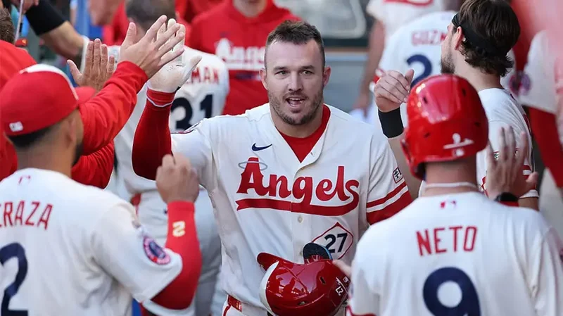 Mike Trout golf outing goes from team-bonding event to awkward MLB trade deadline mess for Angels