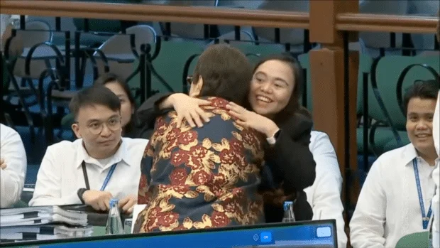 WATCH: Kapunan, Ferrer share warm embrace as Duterte trial resumes