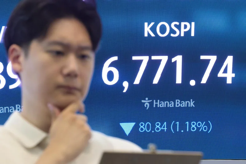 Seoul stocks tad higher late Friday morning on chip gains