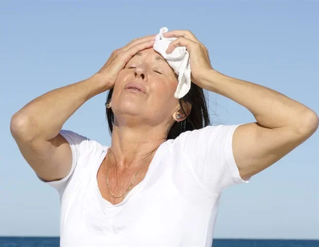 Social disadvantage associated with increased mortality risk in women with early natural menopause