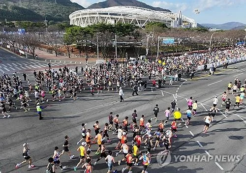 Int'l track and field competition for veteran athletes kicks off in Daegu