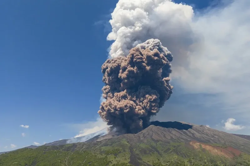 American tourist dies from lightning strike on Mount Etna