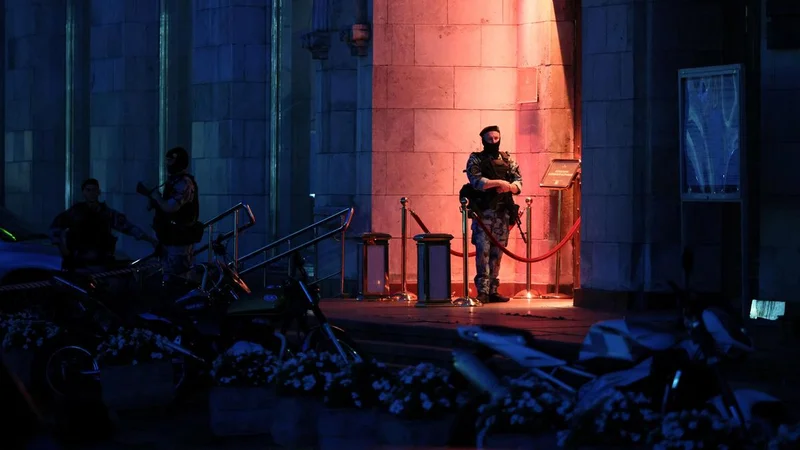 3 people killed, at least 21 wounded in Moscow restaurant bombing, Russian officials say