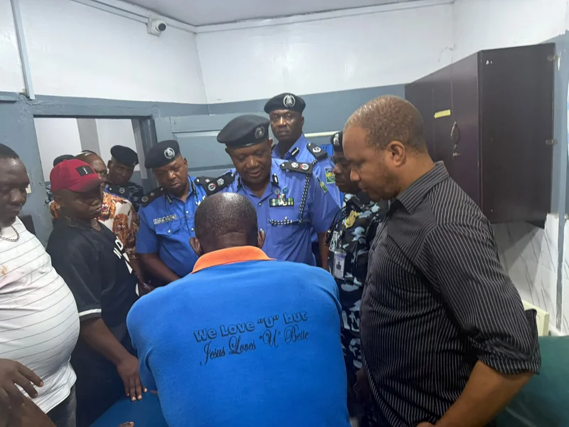 Pandemonium at Onitsha Head Bridge as policeman shoots trader over N5,000 bribe