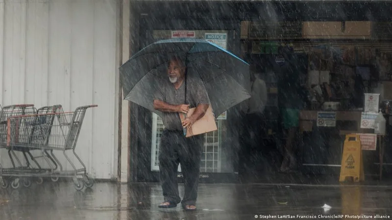 US: Hurricane Lala brings Hawaii heavy rain, strong winds