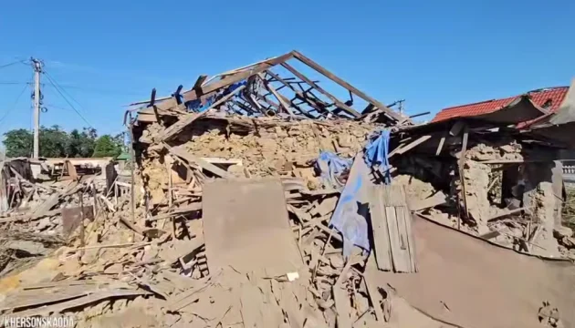 Russian airstrike on Kherson kills one woman and injures seven others