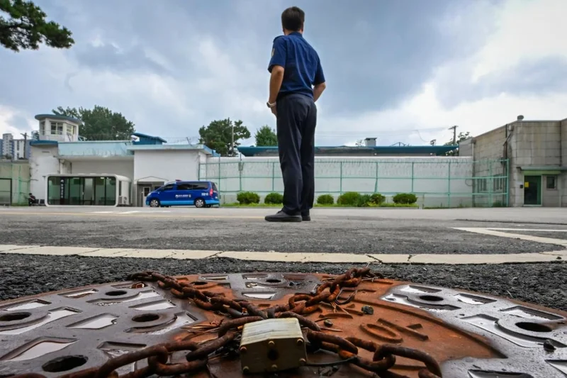 Correctional officers struggle with suffocating 'prison smell' and more