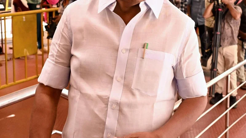 C. Ve. Shanmugham rebuts ‘Agri’ Krishnamurthy’s charge that district secretaries are to be blamed for AIADMK’s election debacle