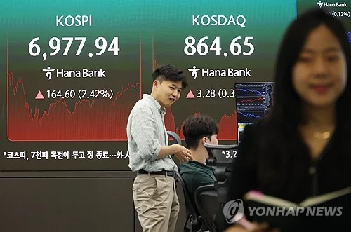 (LEAD) Seoul shares open higher on tech gains amid Middle East concerns