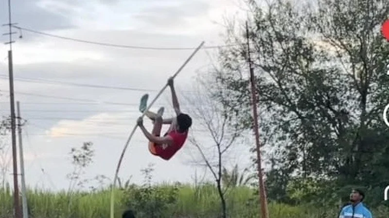 Sangli-based daily-wage earner training students to become pole vaulters in rural Maharashtra