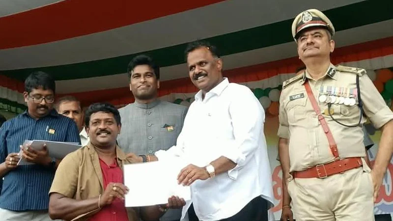 Auto-rickshaw driver from Vizag wins accolades for offering free transport service to pregnant women