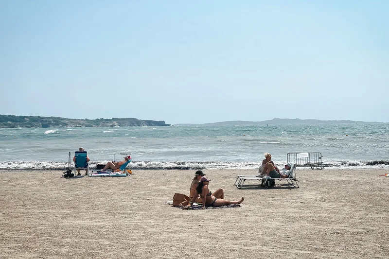 UK holidaymakers ‘struggling to shake off financial concerns’ during breaks, study finds