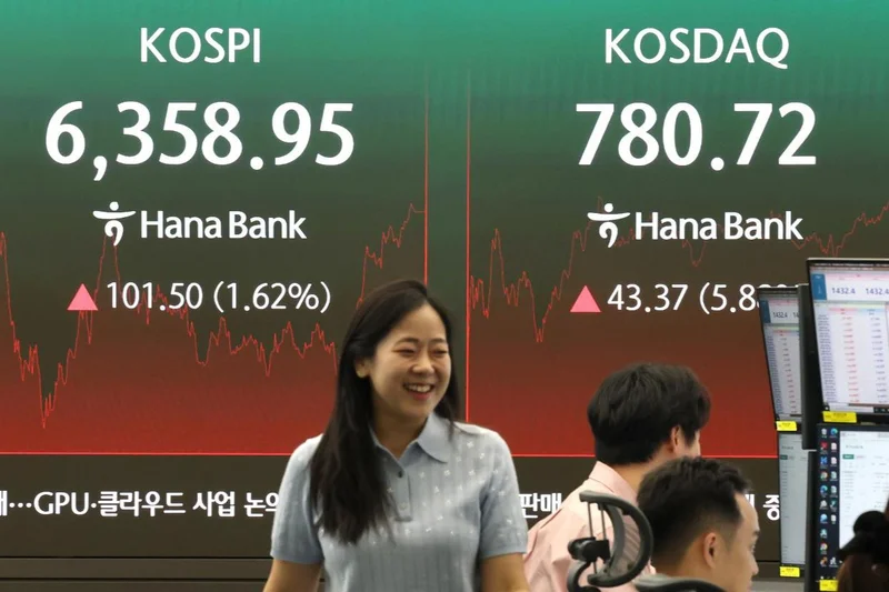 Kosdaq gains momentum as chip stocks jitter