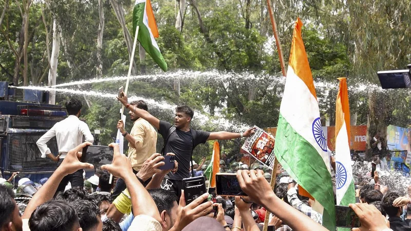 Protesting job aspirants face water cannons as they march to Jharkhand Assembly