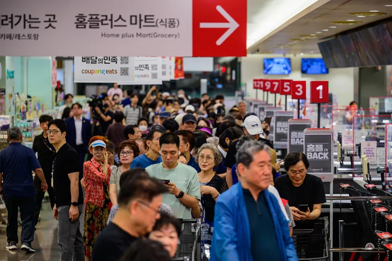 Homeplus reopening draws crowds amid hopes, concerns