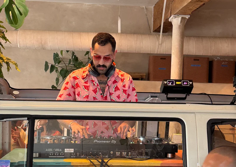 The future of work belongs to the knowledge DJs