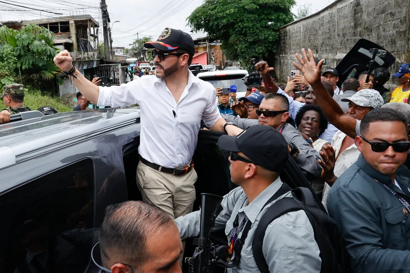 Colombia’s government stumbles after the earthquake: A minister at the beach, political soccer balls and virtual classes without internet access