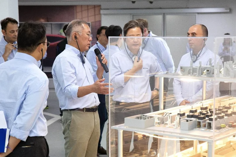 [PHOTO] Hyundai Motor chief inspects IONIQ 3 line in Turkey