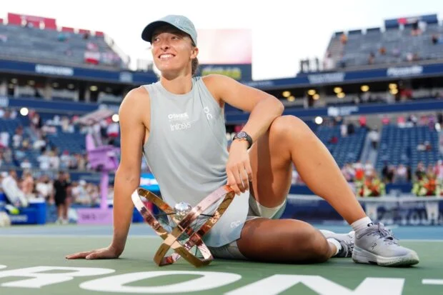 Iga Swiatek rolls past Elena Rybakina for Canadian Open title