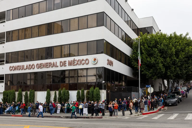 Around 400 employees of Mexican consulates in the United States face the risk of losing their visas and becoming undocumented